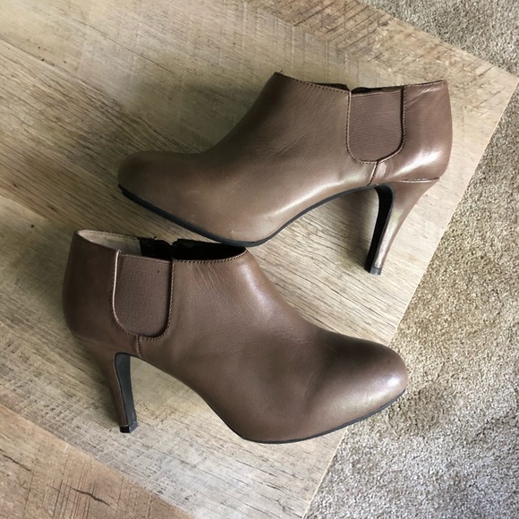 me too Shoes - NWOT* Me Too taupe leather booties! GORG sz 6